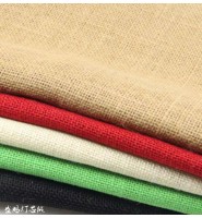 黄麻布是以黄麻植物纤维制成的布料，一般被用来制作环保包装
