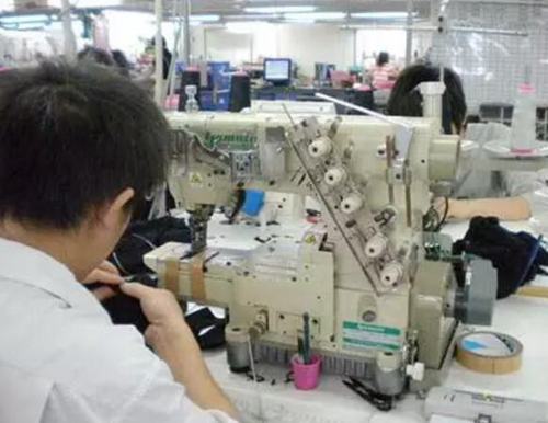 制衣生产过程：绷缝车
