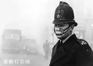 戴着防毒雾面罩执勤的伦敦警察