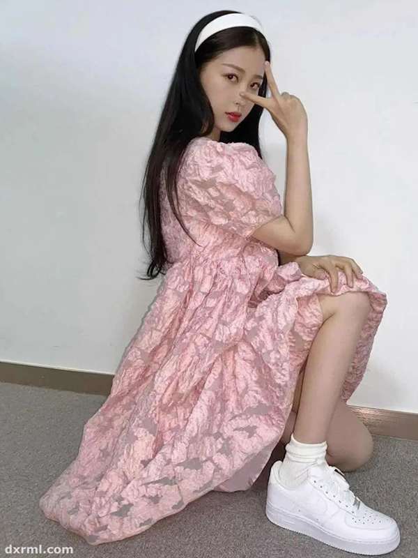 春夏流行时尚 粉色连衣裙搭配小白鞋 青涩懵懂的学生时代