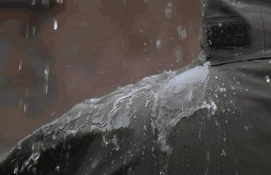 雨淋法是模拟大雨时，测试织物露在空气中的拒水性